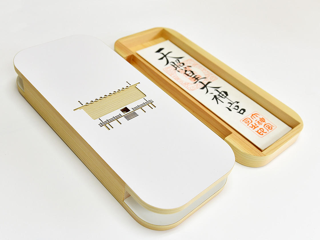 お神札がすっきりと収まるコンパクトなデザイン。置く場所を選ばない