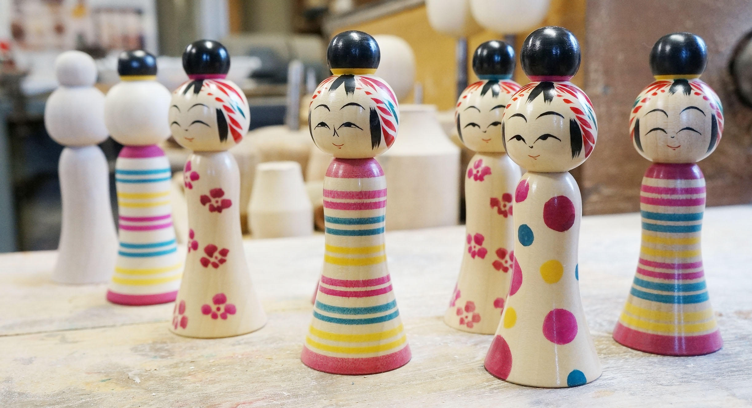 ポップでかわいいカラーが魅力。限定生産のかわいらしいこけし