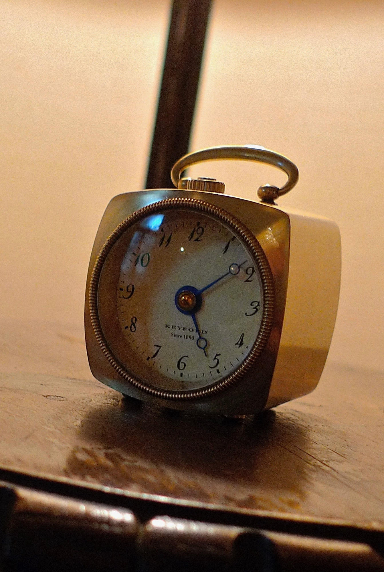 創業110年の時計メーカーが製作した、ノスタルジックな置時計「グラブ