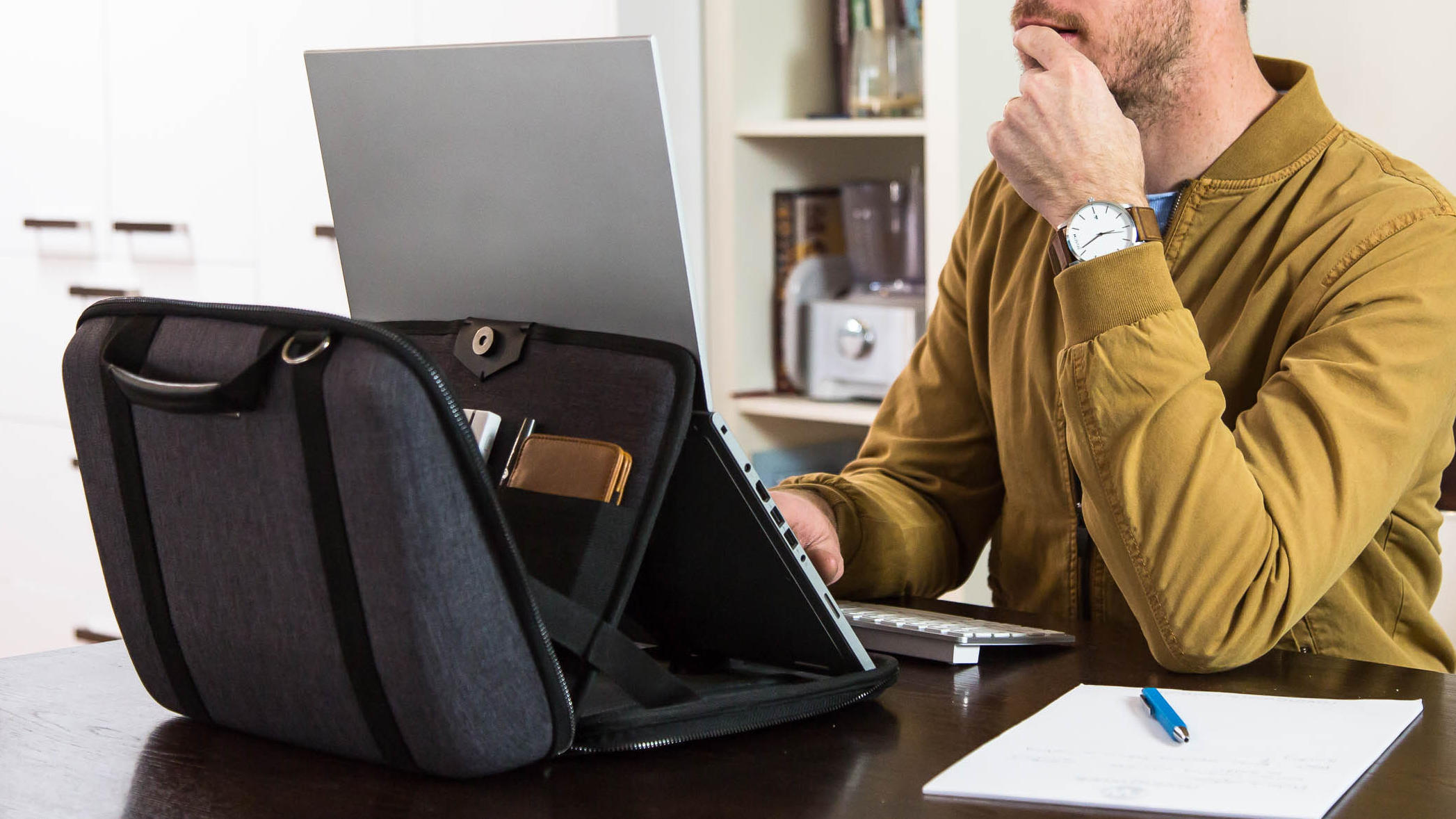 MOBICASE モビケース 8L スタンド機能搭載ノートパソコンバッグ