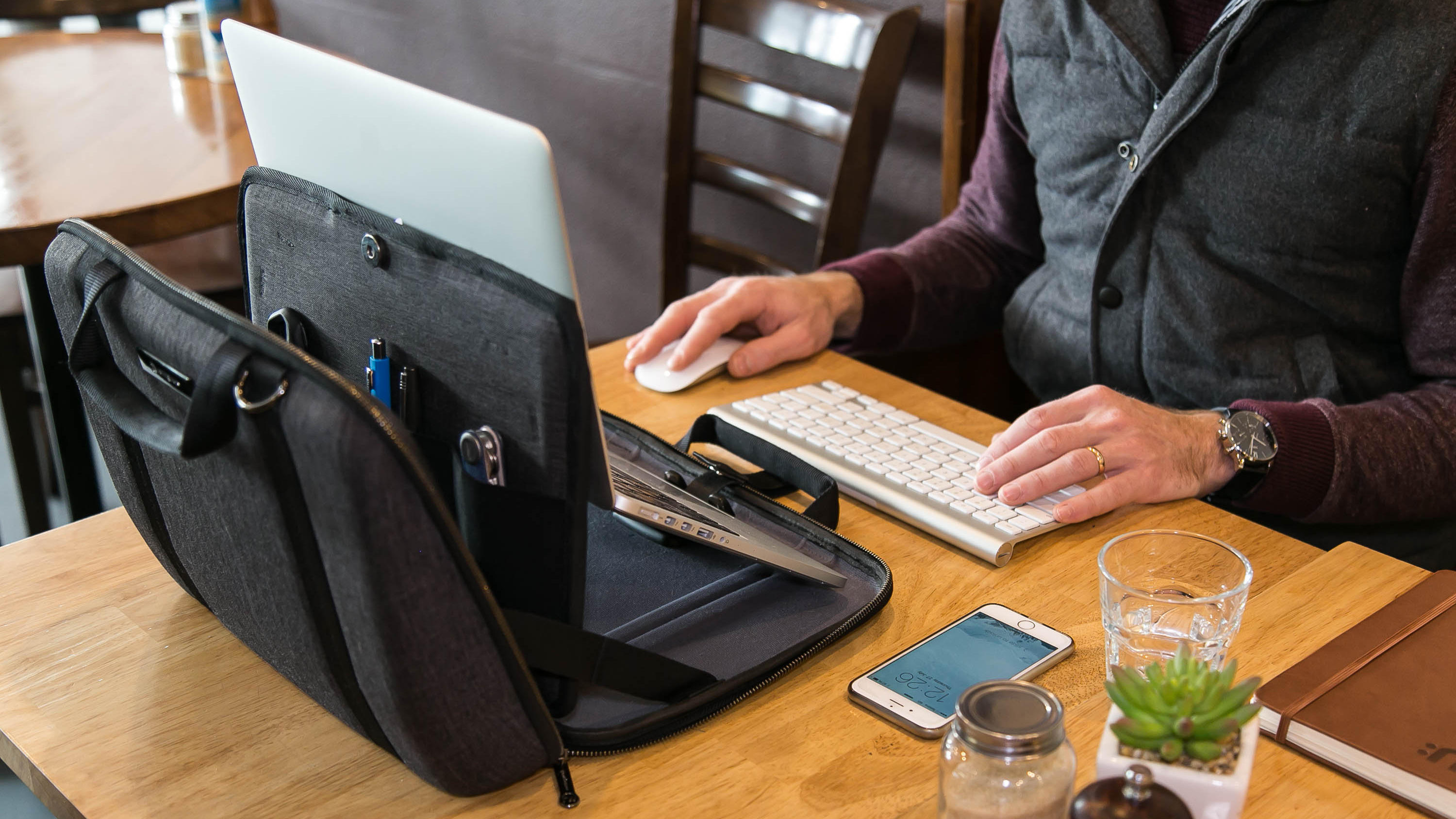 【レア】MOBICASE モビケース 8L スタンド機能搭載ノートパソコンバッグ 首の痛みや肩こり、猫背に悩むビジネスマンに向けて開発！多機能バッグ