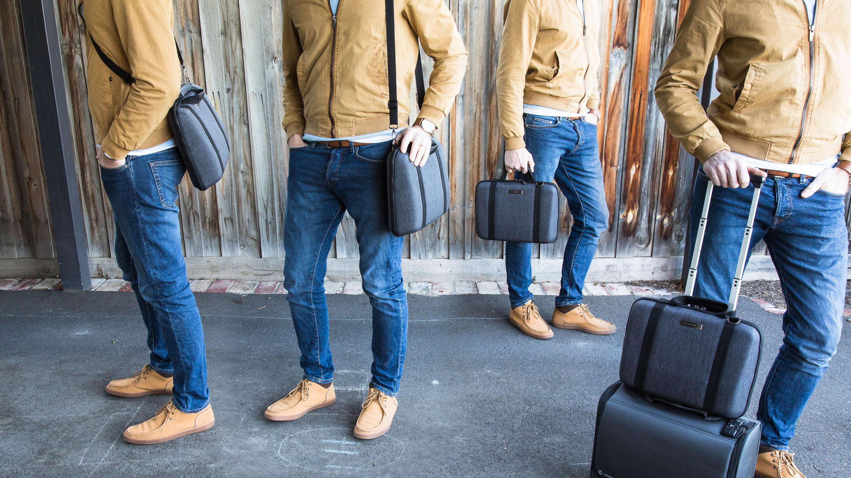 【レア】MOBICASE モビケース 8L スタンド機能搭載ノートパソコンバッグ 首の痛みや肩こり、猫背に悩むビジネスマンに向けて開発！多機能バッグ