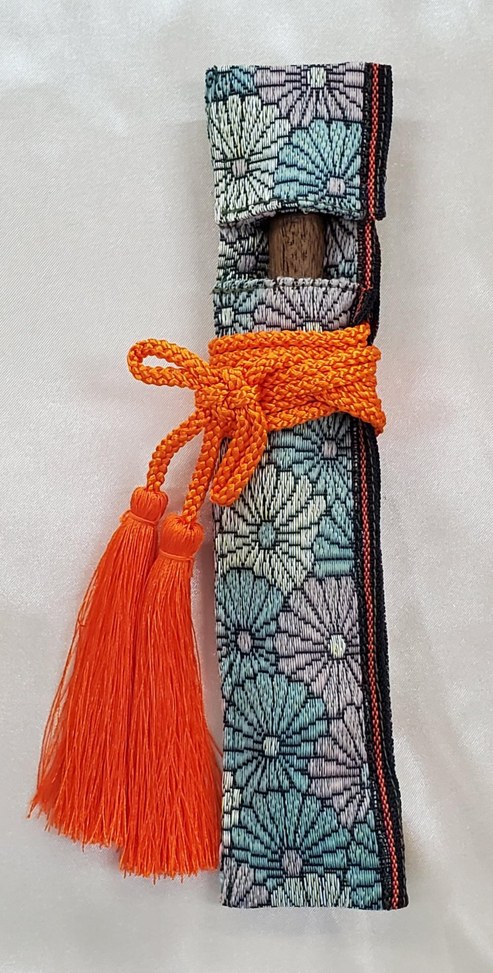 二千年の時を超えて蘇る芳醇な香り。水中に眠っていた希少な神代楠で