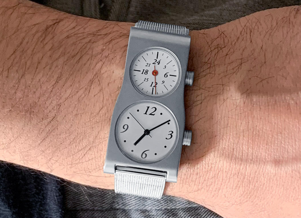 ふるさと納税 小物 長野県 岡谷市  腕時計 クオーツ式 五十嵐　威暢　DUAL TIME 12+24（テ゛ュアルタイム） バンド ステンレスメッシュ 腕時計 時計 ブランド … アートを持ち歩く】世界的アーティスト、五十嵐威暢の限定