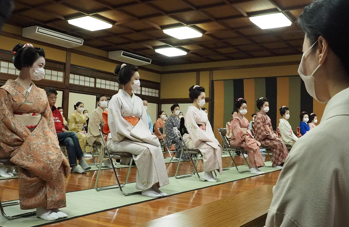 京都老舗おか善さんの芸舞妓 太夫 二部式 襦袢 裾引き用 赤染め絹 縮緬 未使用 京都老舗おか善さんの芸舞妓 太夫 二部式 襦袢 裾引き用