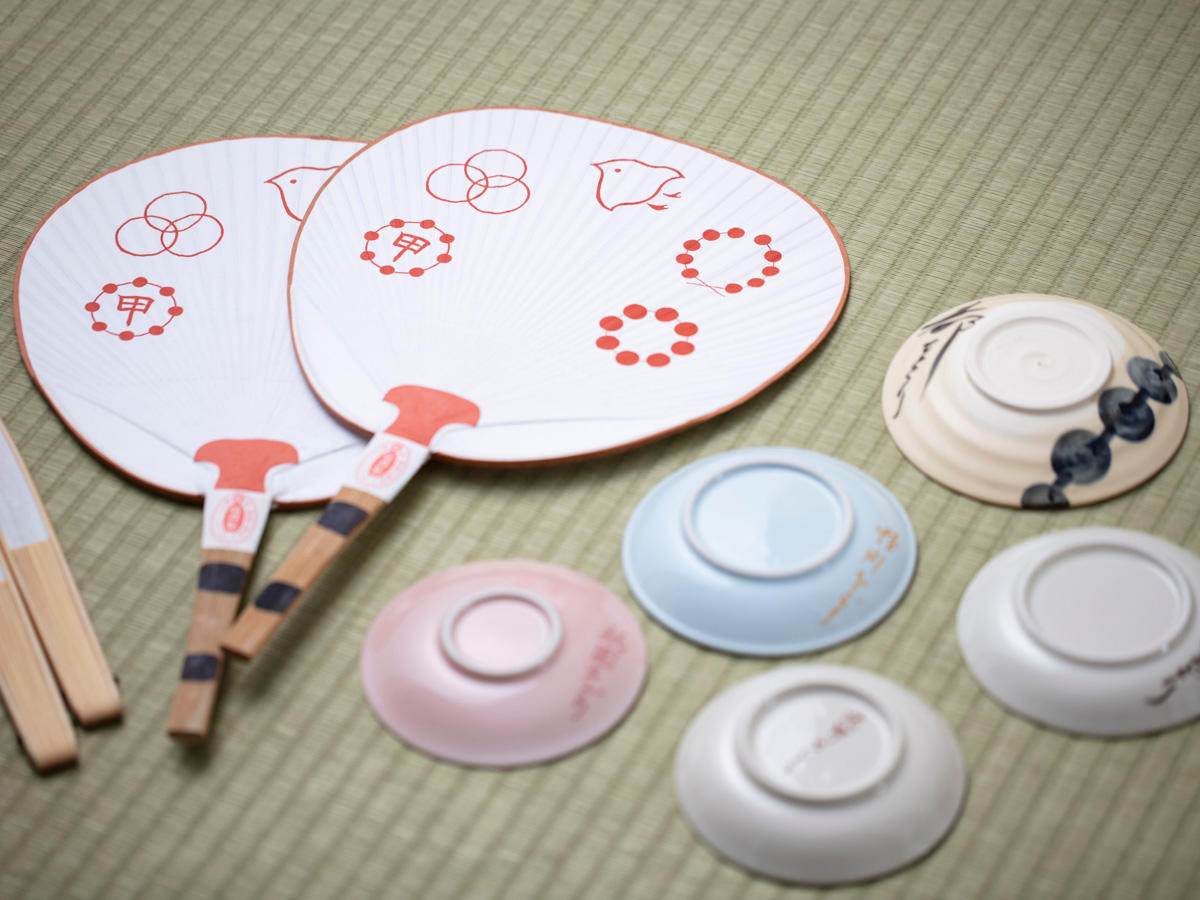 五花街紋章入り団扇（うちわ）2枚＋オリジナル扇子2本＋団子皿5枚