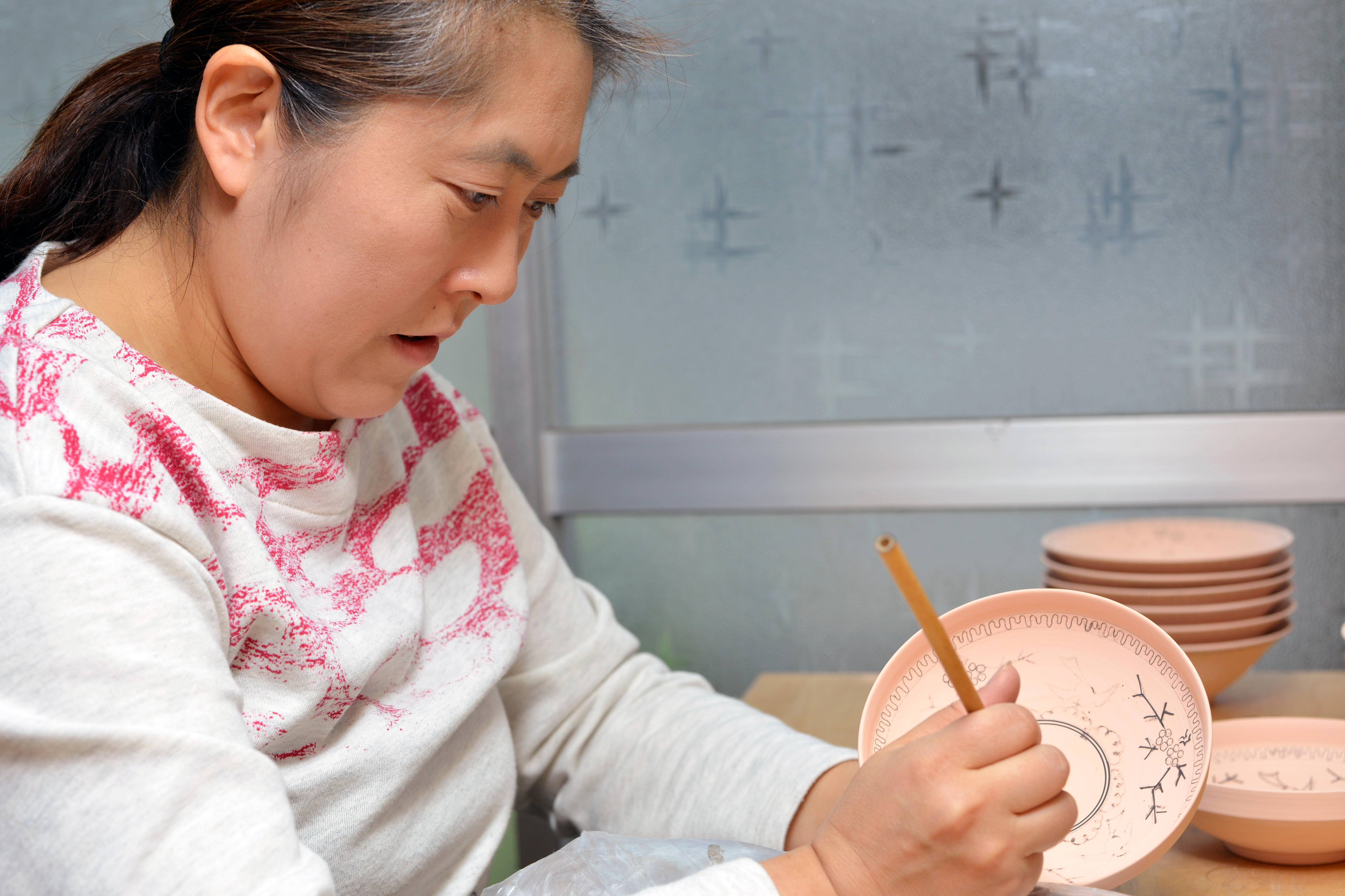 たなかふみえ］有田焼の伝統文様を現代に愛らしく咲かせる染錦の器たち