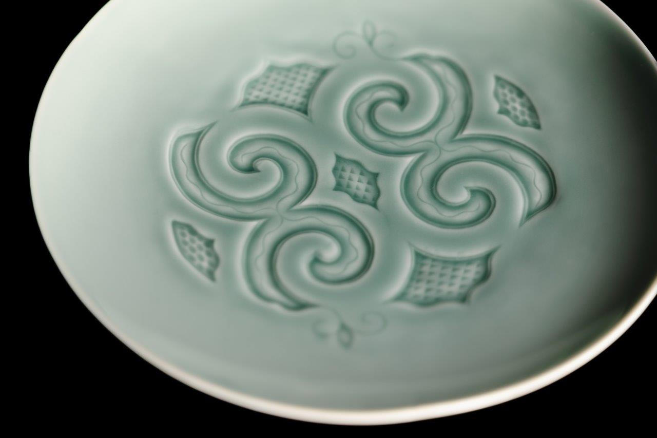 北海道・阿寒湖アイヌコタン×有田焼コラボ釉薬の濃淡で彫りを楽しむ