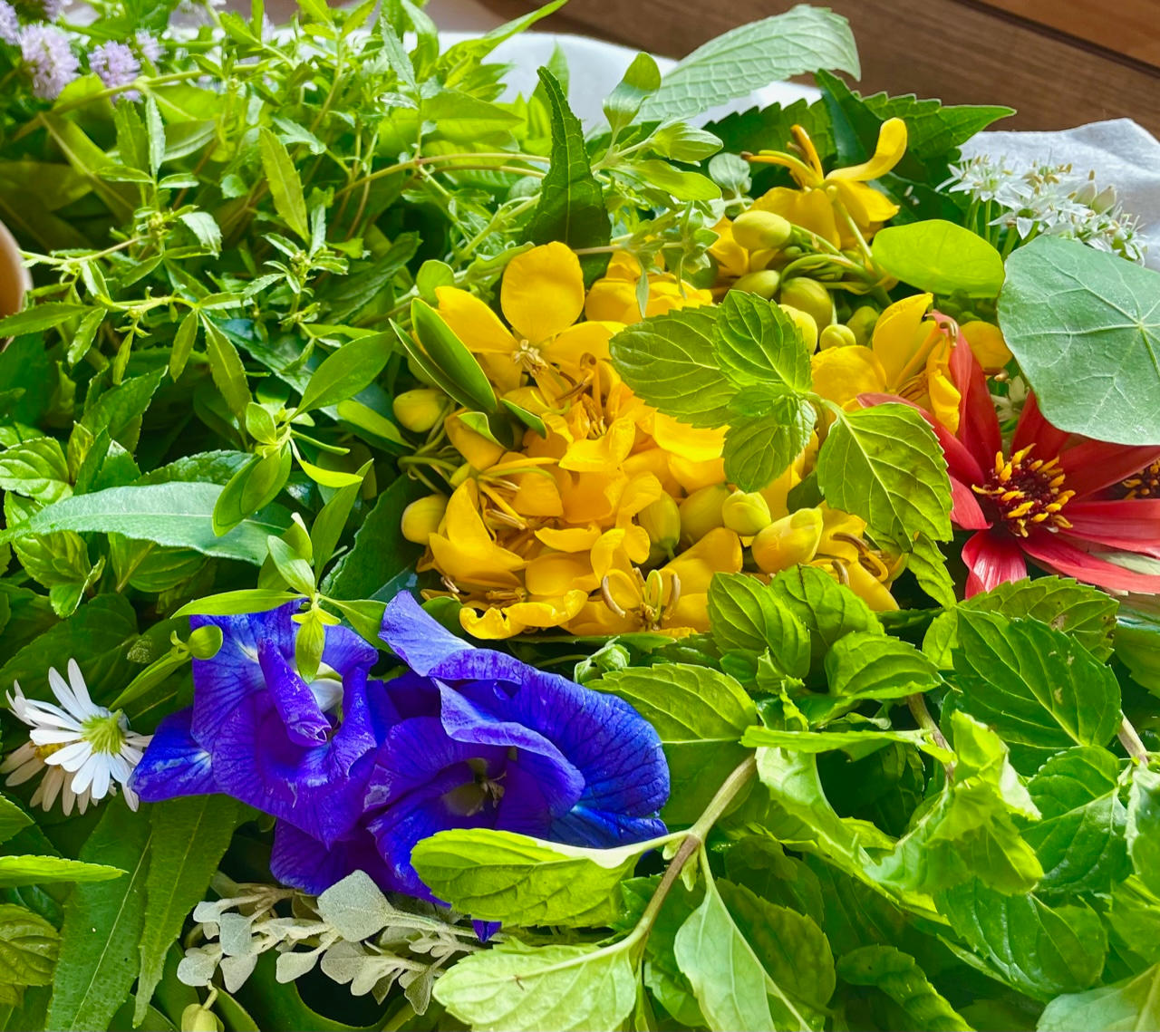 見て楽しむから、食べて楽しむへ！エディブルフラワーのお菓子を五つ星