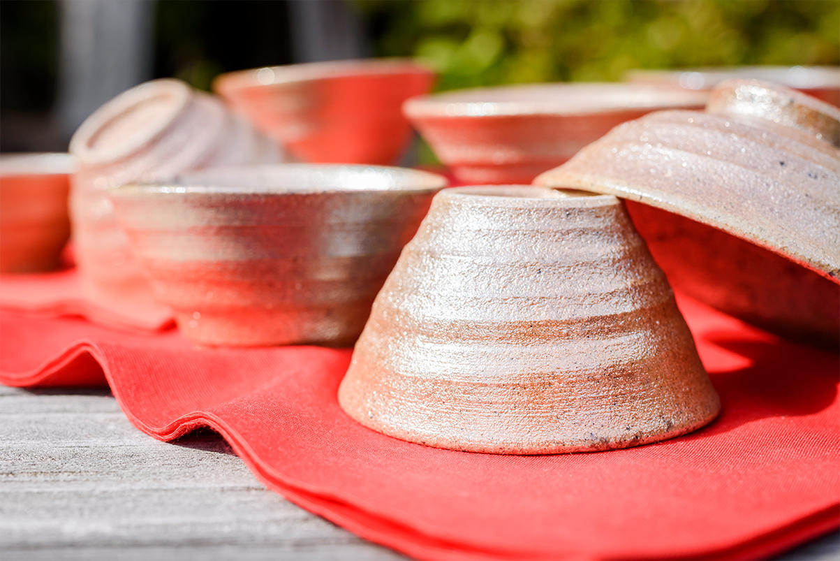 ぐい呑み（金） - (金色・銀色に輝く、新しい赤膚焼の創作に挑戦。作陶