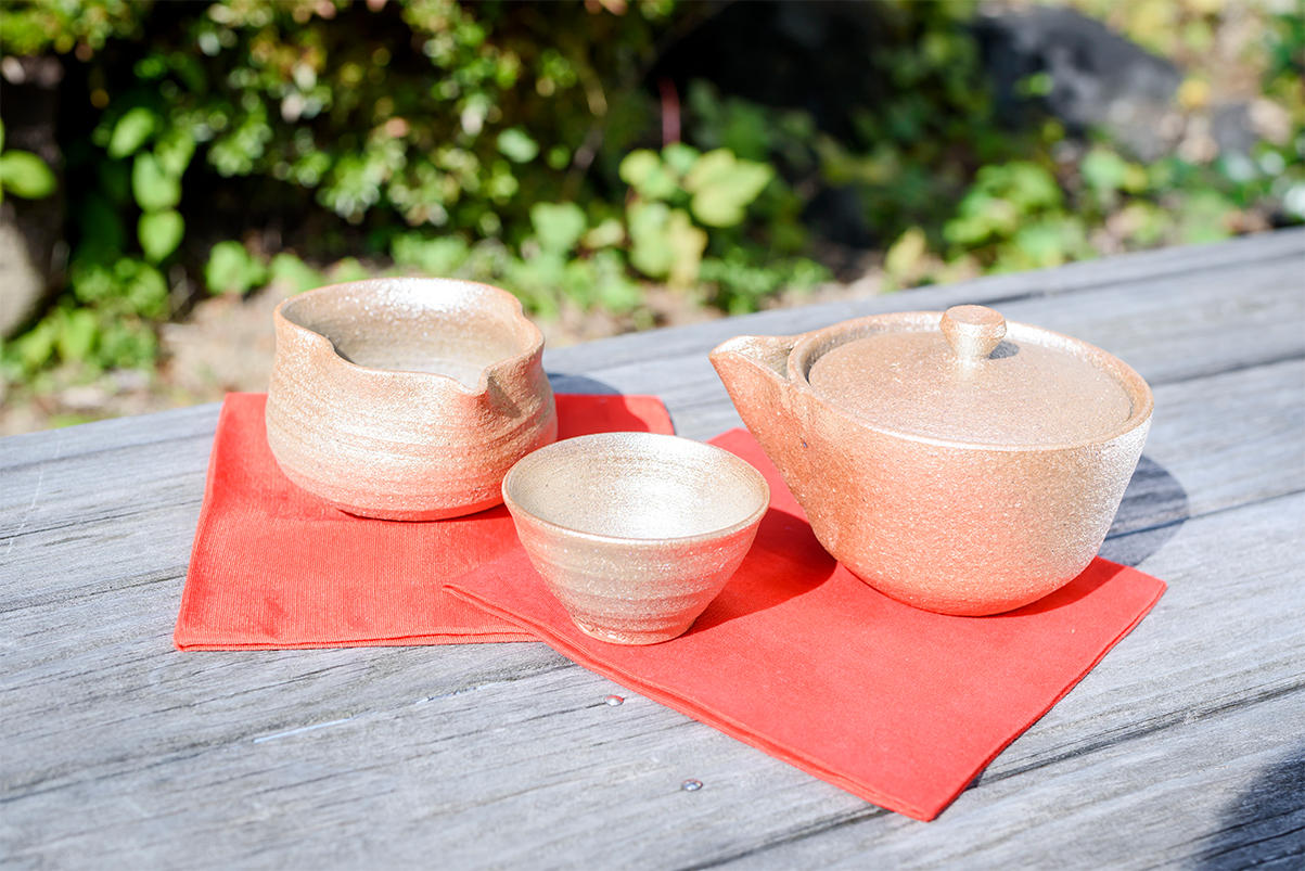 茶器セット - (金色・銀色に輝く、新しい赤膚焼の創作に挑戦。作陶を