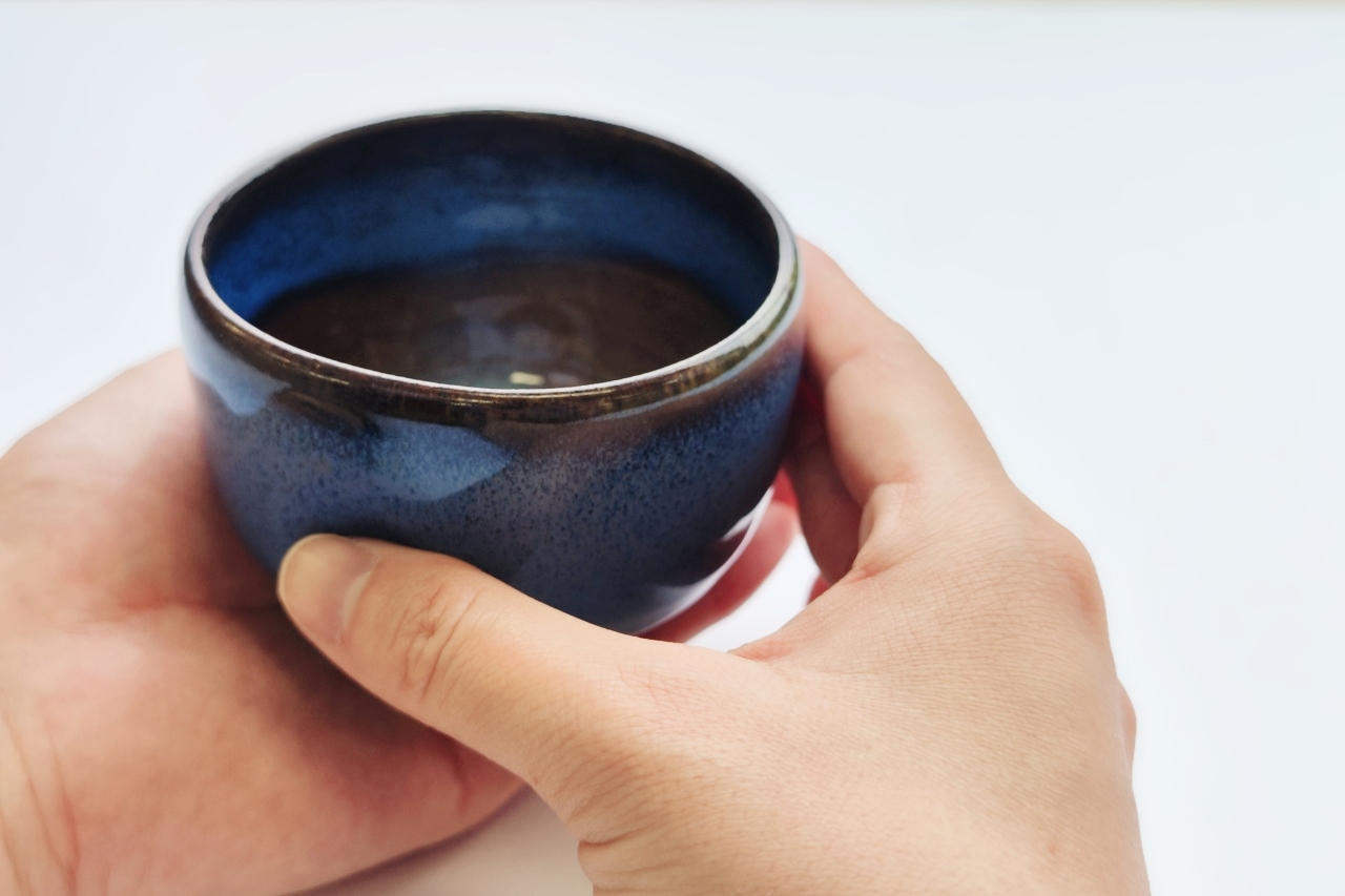 唐橋焼 琵琶湖ブルーの手作り玉湯呑 - (京都と琵琶湖と未来をつなぐ