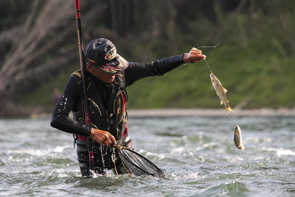現代アユ釣りのレジェンドたちが集結！「70歳以上の名手による真剣勝負