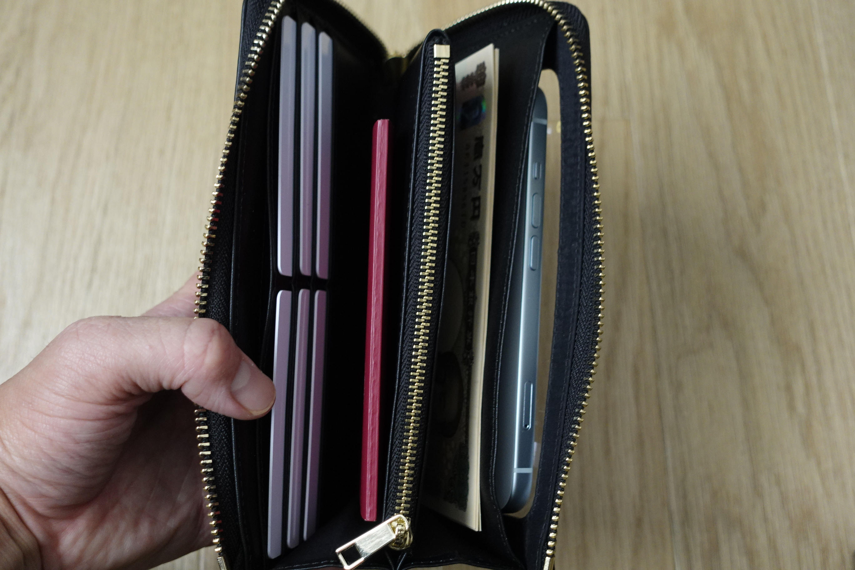 話題沸騰！スマホを財布に入れたまま操作も決済も完了！数万人が注目