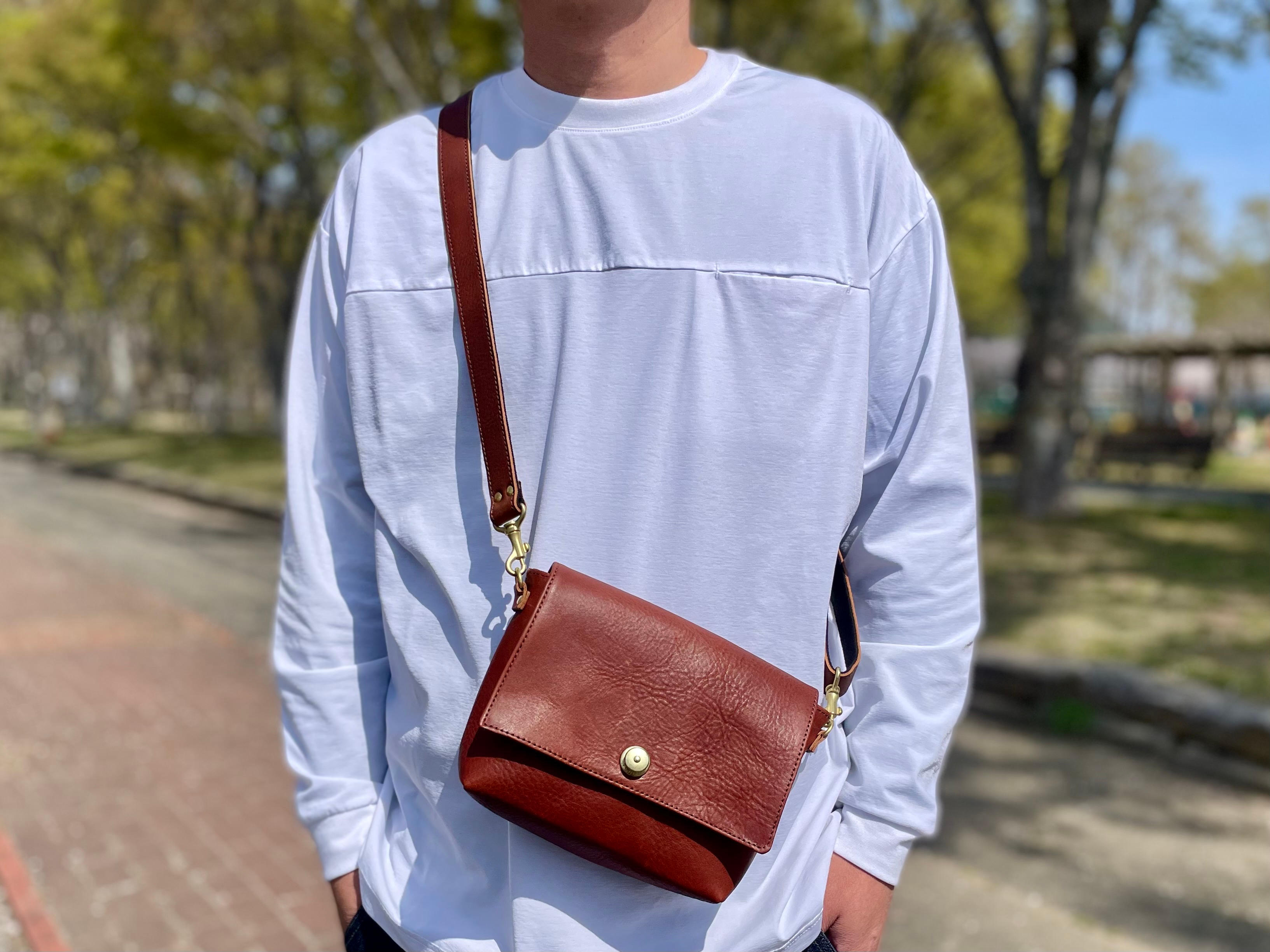 身軽に外出したい！意外と多い必須アイテムがきちんと収まる『本革ミニ