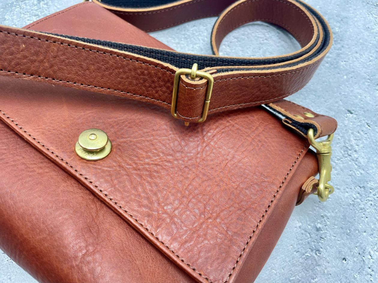 身軽に外出したい！意外と多い必須アイテムがきちんと収まる『本革ミニ