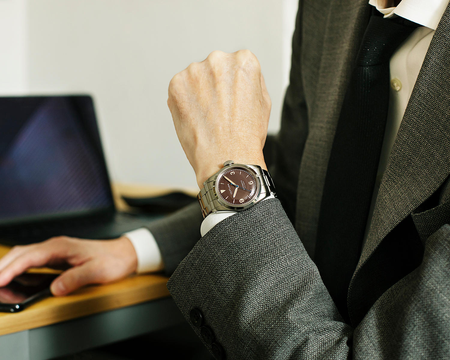 日本製機械式で5万円台から】ロレックス好きも2度見する褪色ブラウン