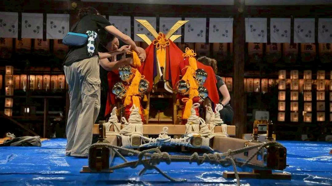 京都随一の女神輿 白木状態の神輿を完成させ、松尾大社の大切な祭りに