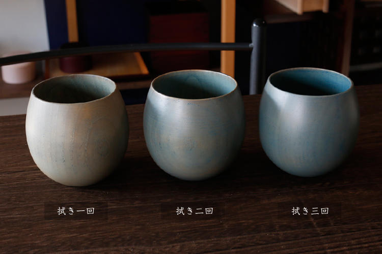 自分で塗るごとに深みが増すブルーグレー。青漆の魅力を体験して