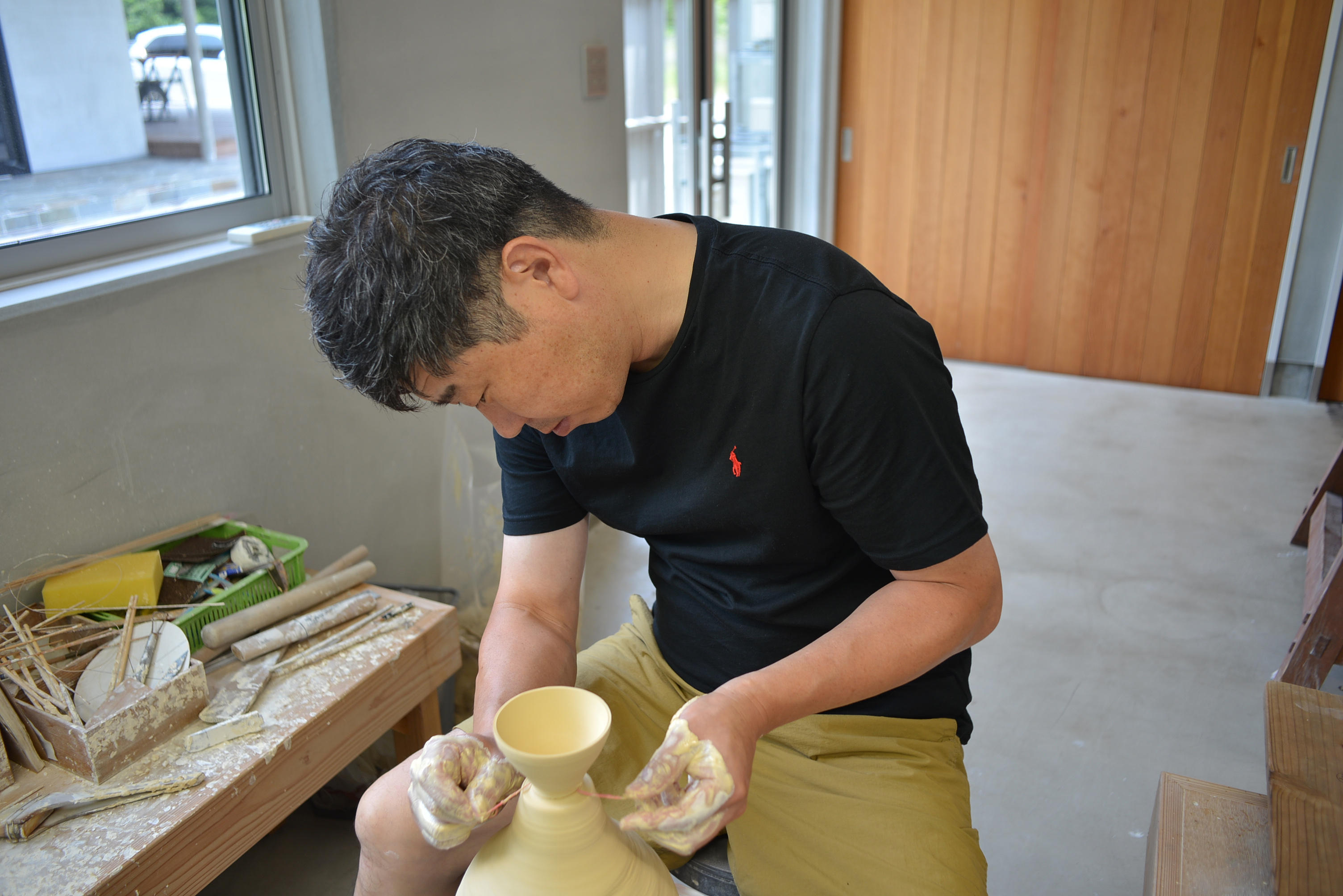 百田暁生］端正な器にとろりとかかる淡い青磁釉が魅力のモダン有田焼