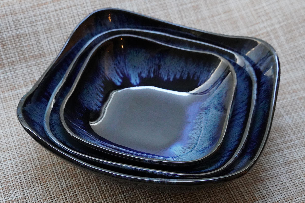 三代続く藍色に主婦目線の使いやすさをプラス。陶芸家夫婦が作る小石原