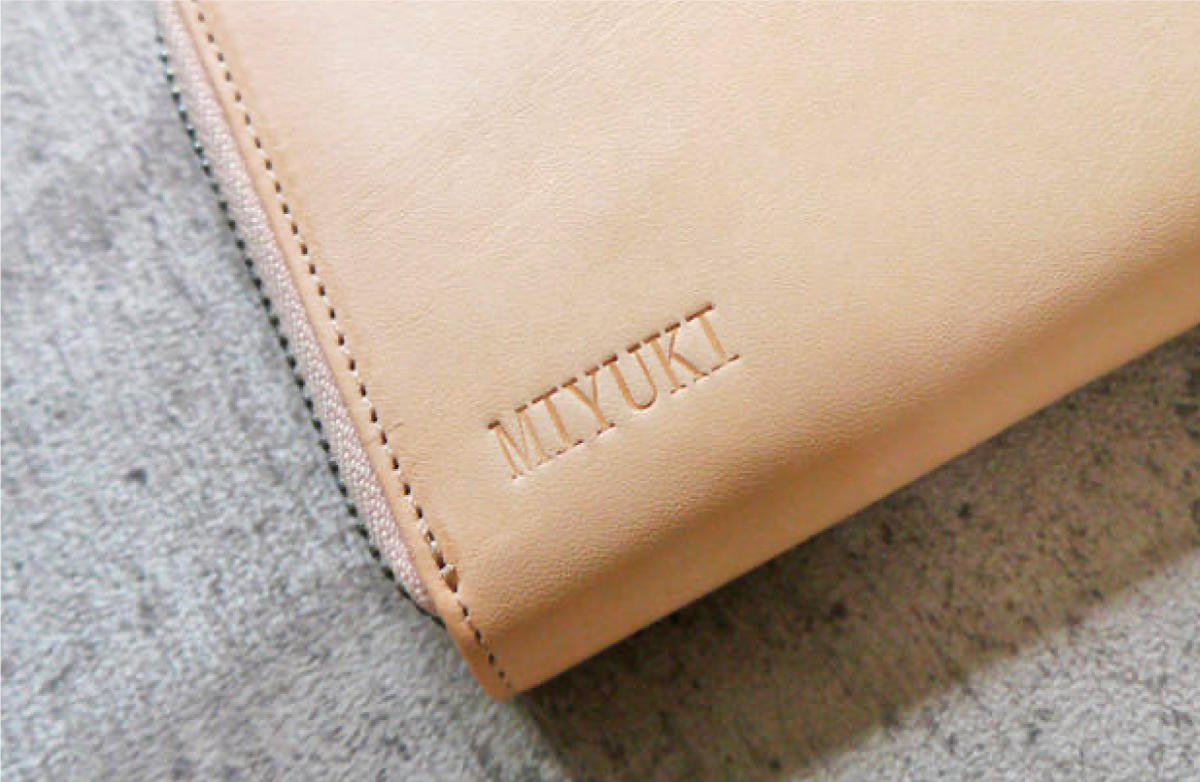 あなたの持っているどんな厚みの文庫本にも対応！名入れできる牛ヌメ革