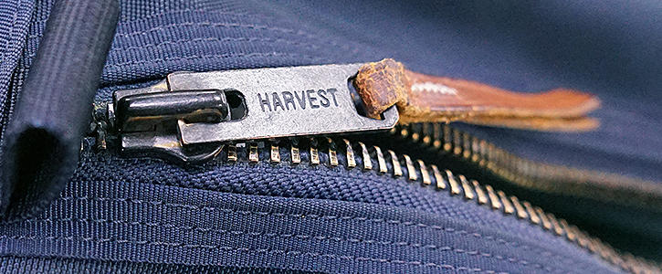 スリムでも拡張式で、収納力と撥水力も抜群。日本製にこだわる