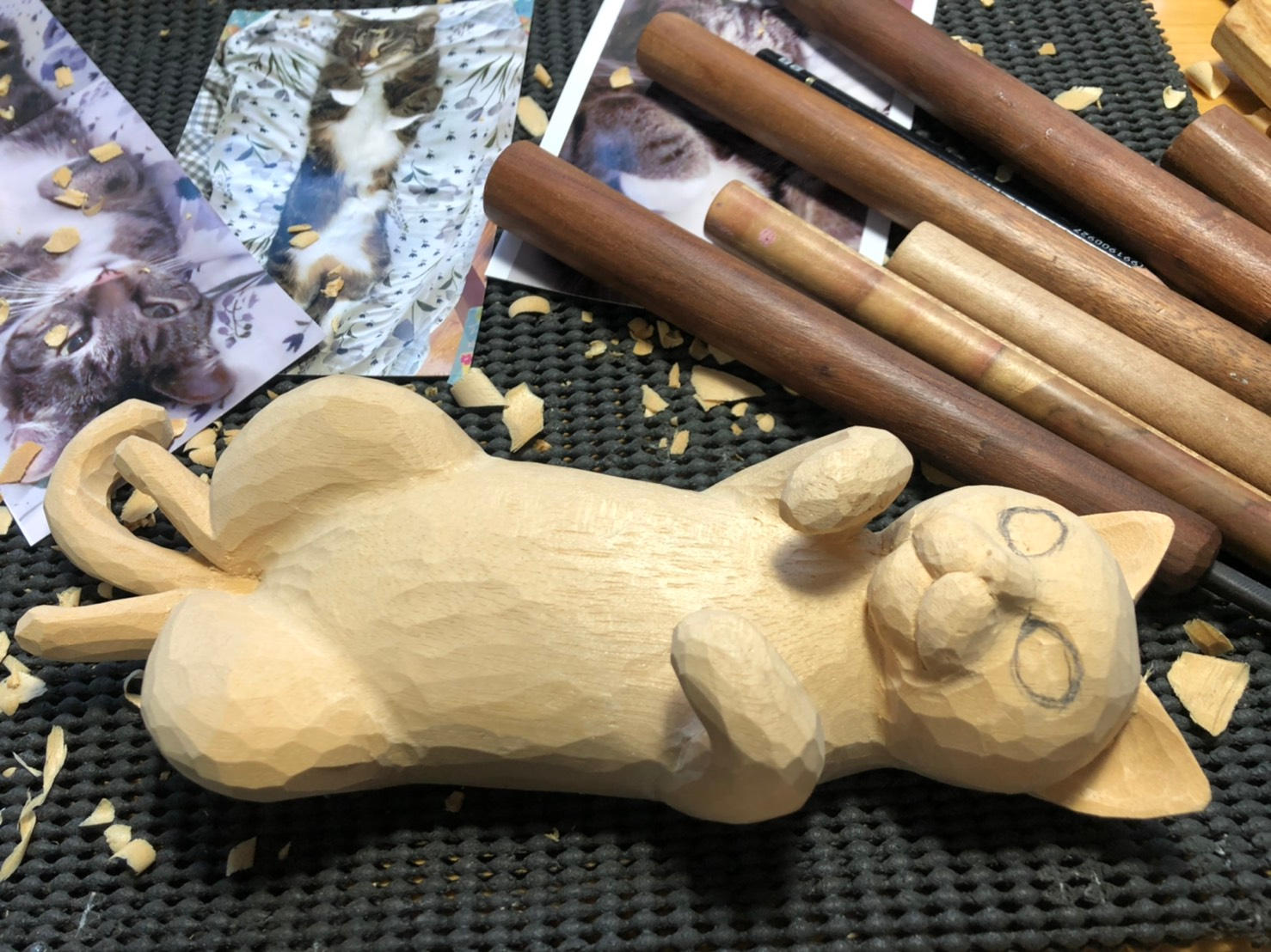 丸くなってお眠りする姿にキュンとさせられる一刀彫の猫ちゃんの彫刻 丸くなってお眠りする姿にキュンとさせられる一刀彫の猫ちゃん