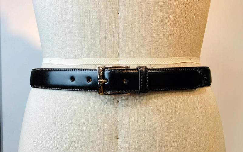 使い始めからウエストになじんでお腹周りがスッキリと見える曲線状の