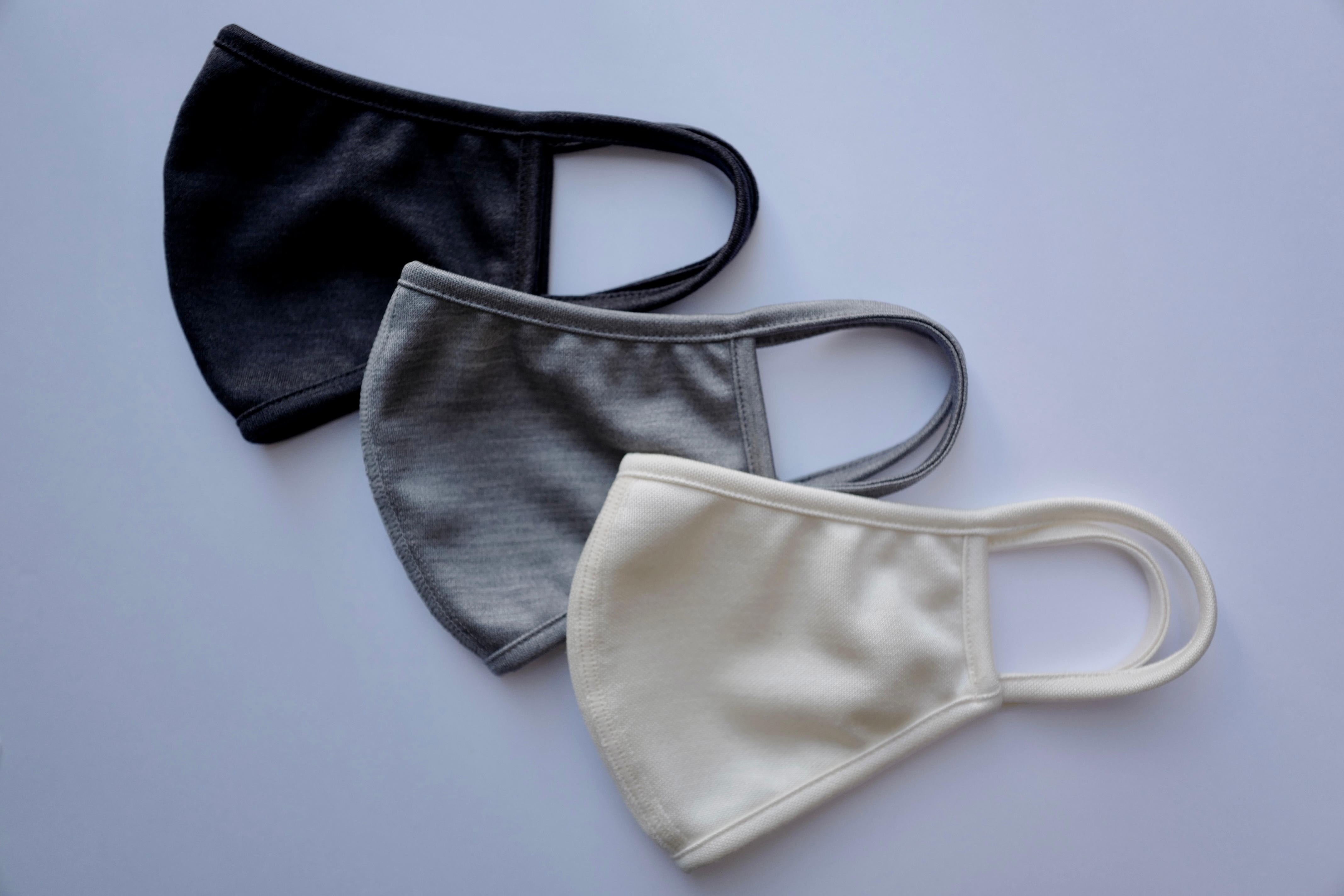 洗濯機で洗えるシルク100%フェイスフィットマスク【シルバー】(L