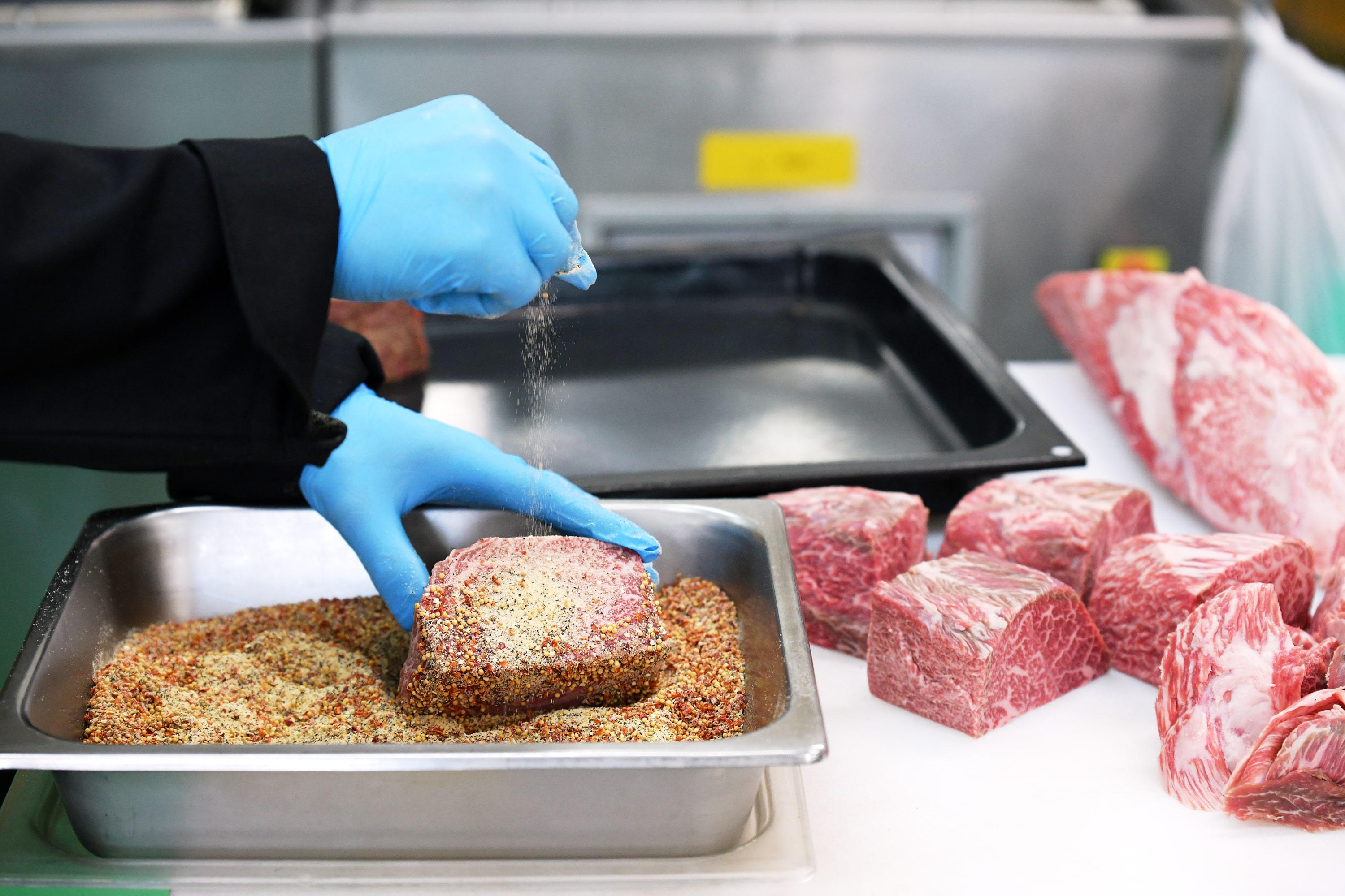 とろけるような柔らかさ、肉の甘みと深みは最高ランクの和牛でしか