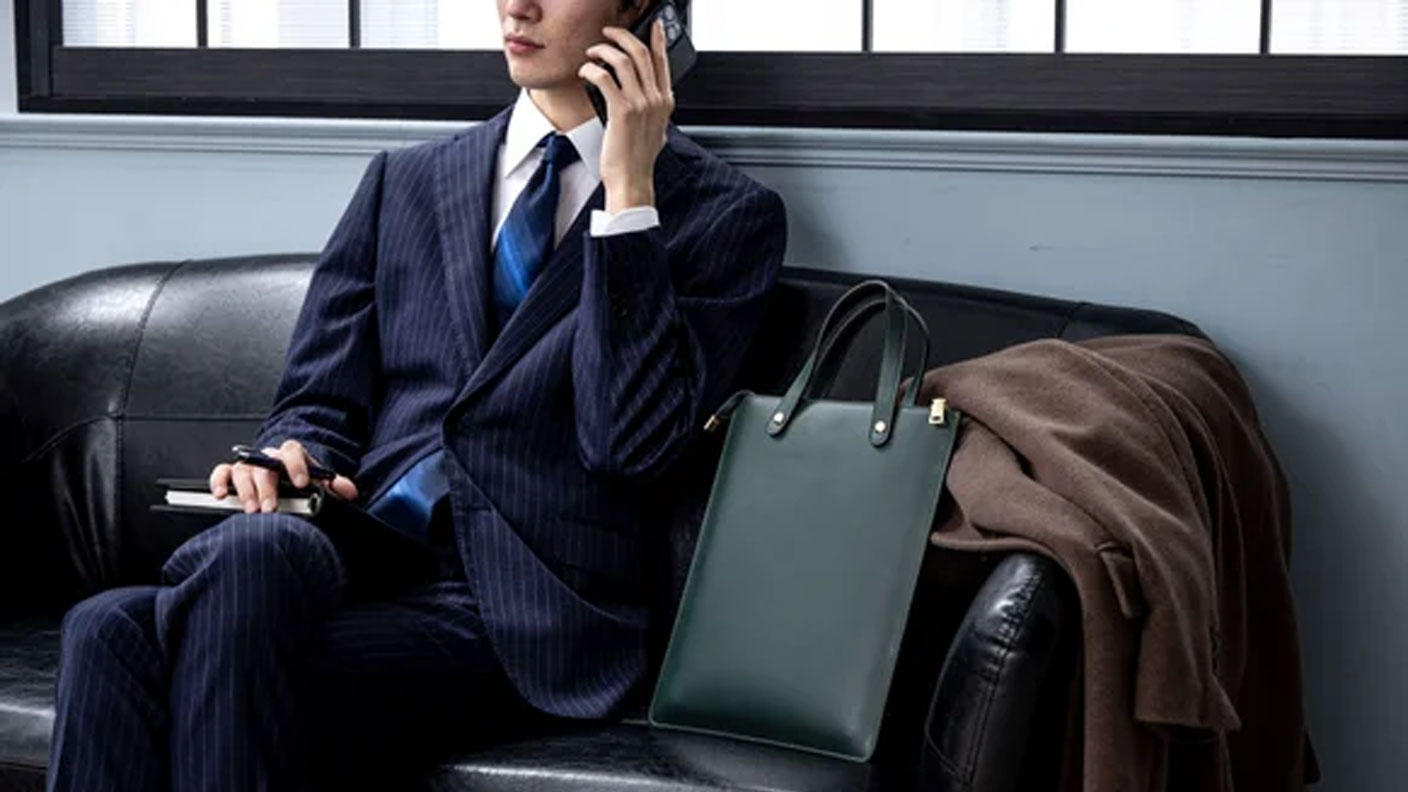 必要なものだけを持ち歩く、大人の本革スマートバッグ【厚さ4mm＆14