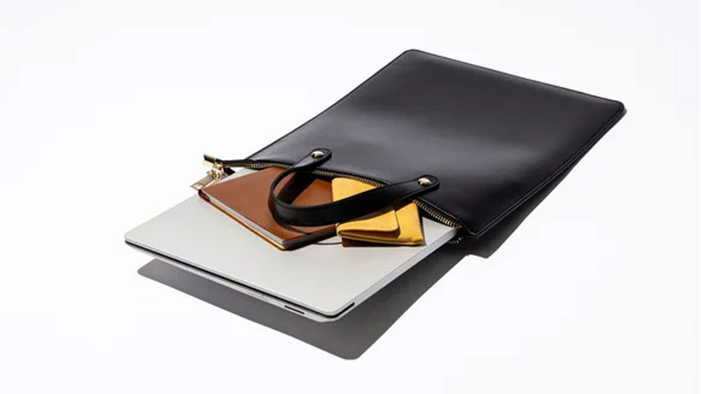 必要なものだけを持ち歩く、大人の本革スマートバッグ【厚さ4mm＆14