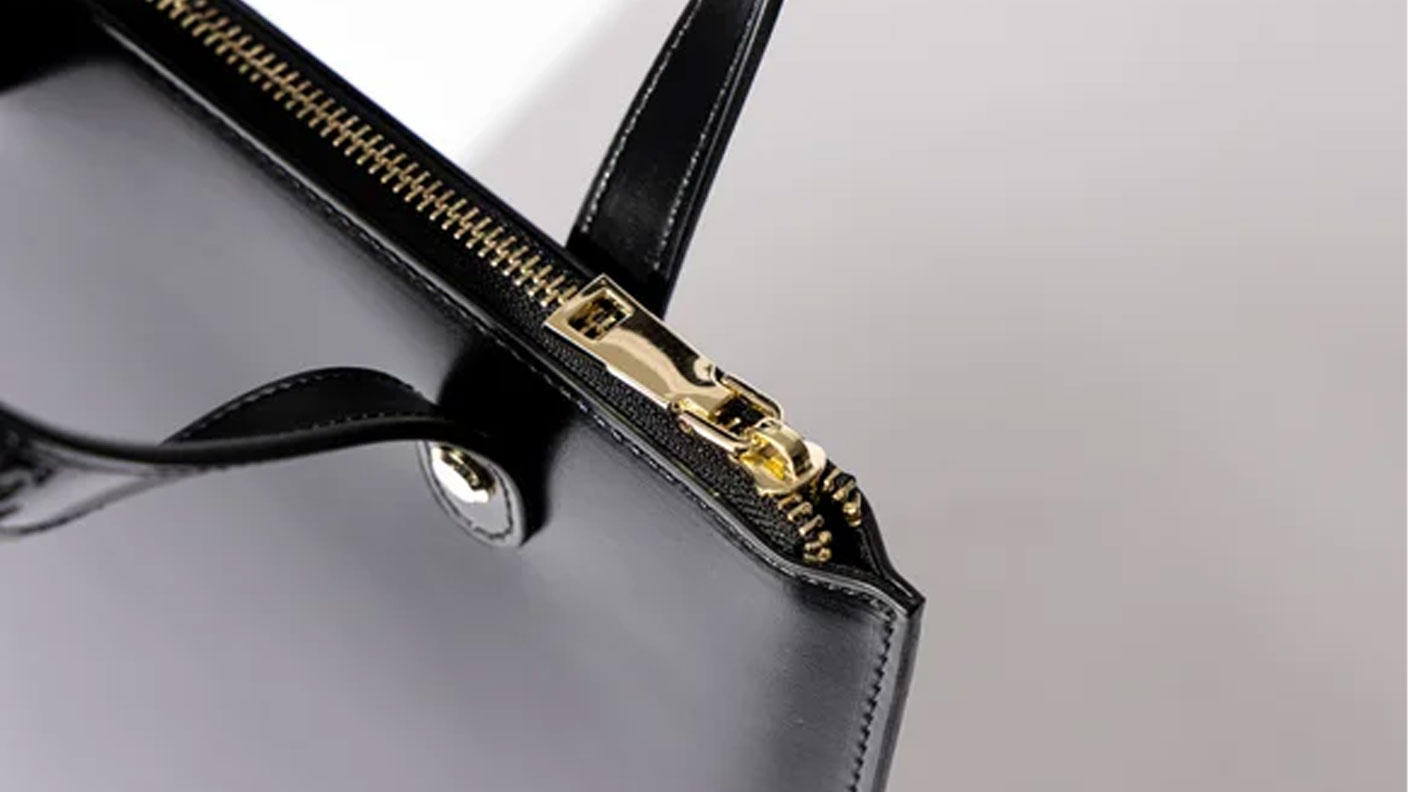 必要なものだけを持ち歩く、大人の本革スマートバッグ【厚さ4mm＆14