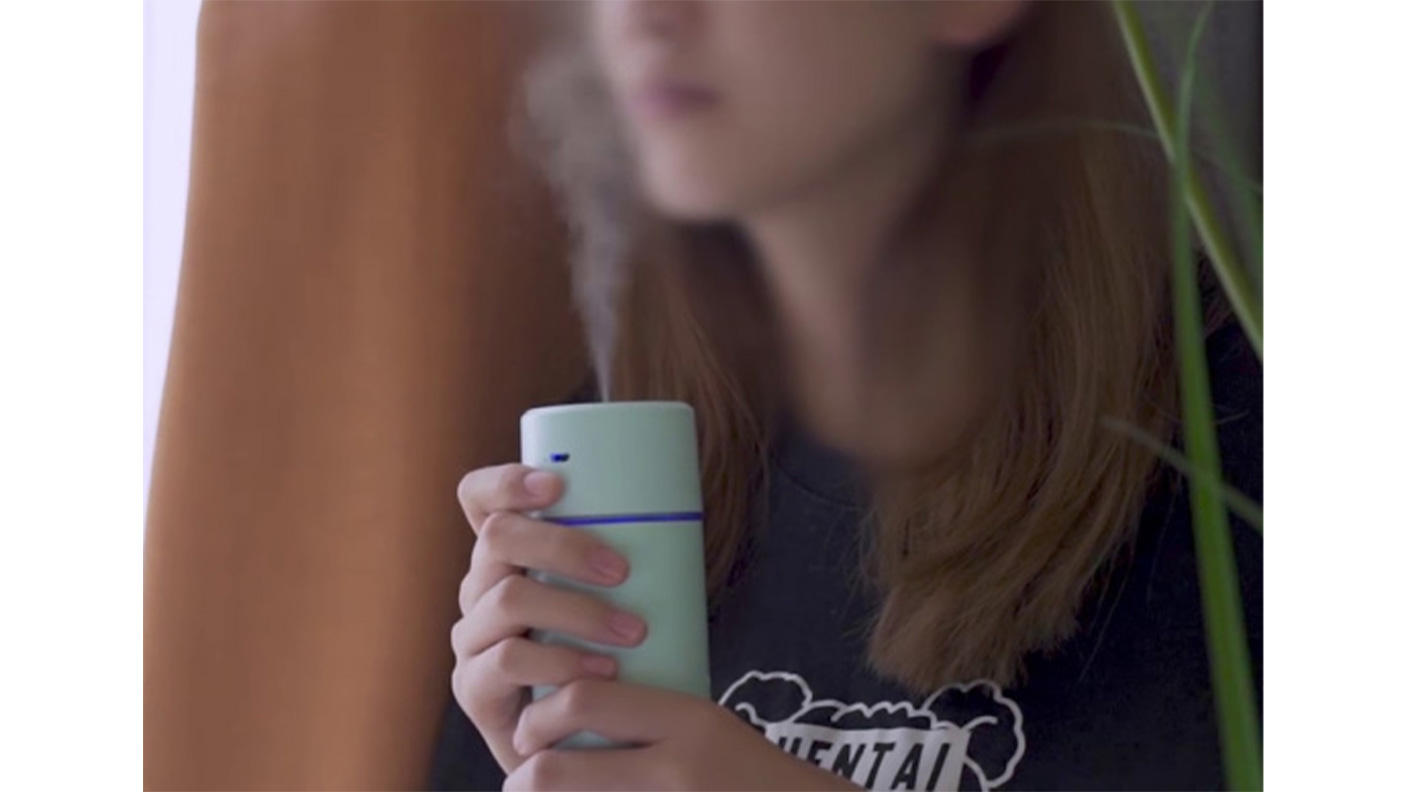 まるで水筒！？ 持ち歩ける充電式ミニ卓上加湿器 「Moi Bottle