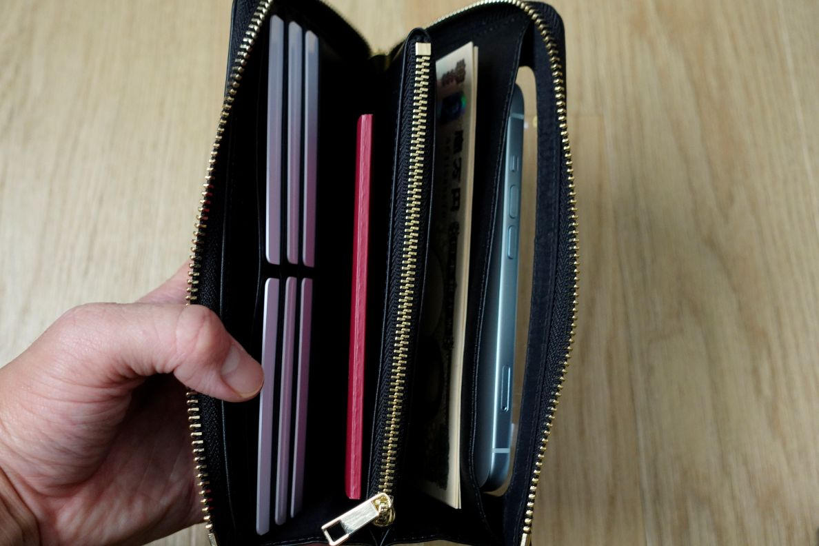 話題沸騰！スマホを財布に入れたまま操作も決済も完了！数万人が注目