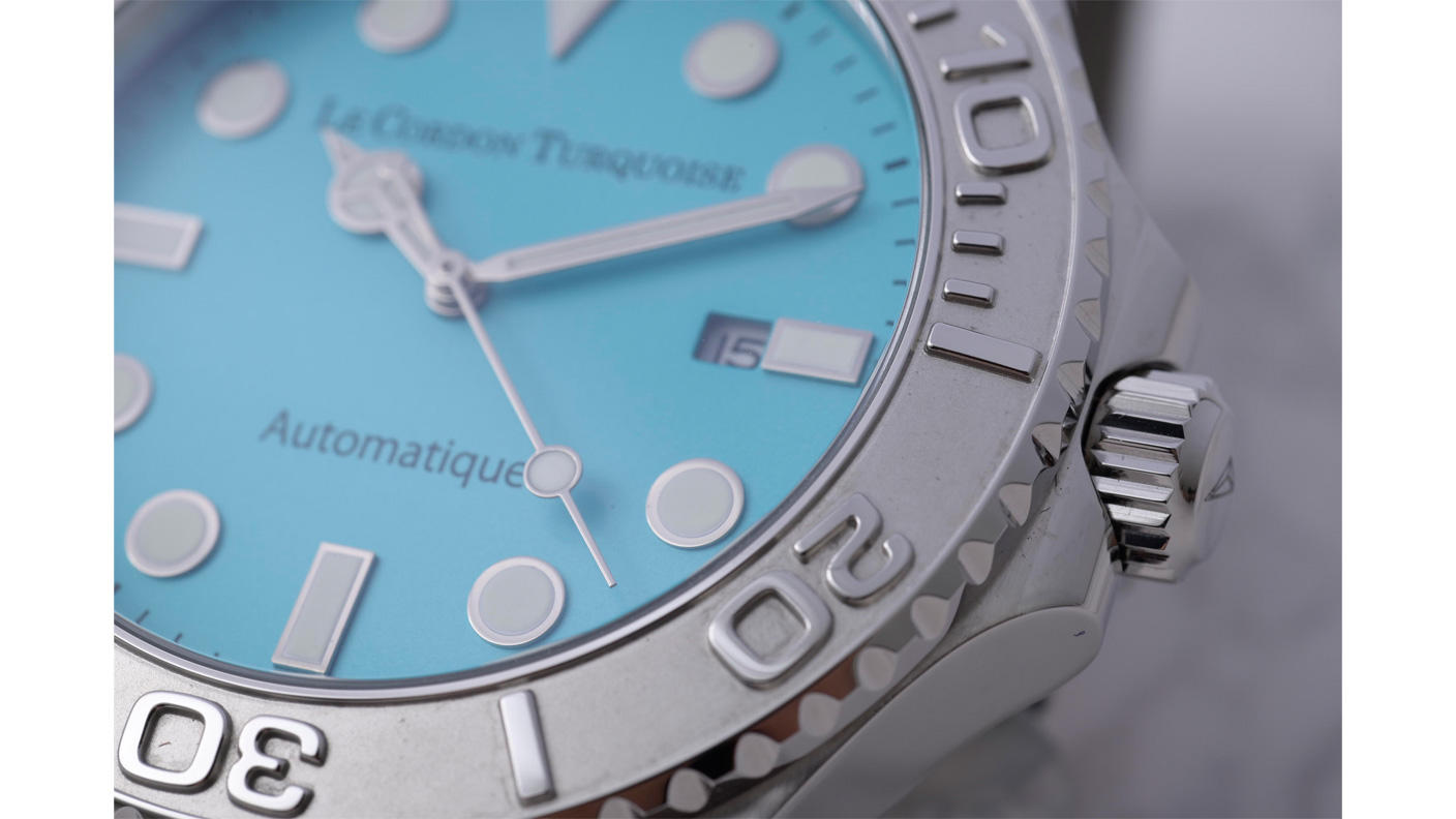 大人の腕元にふさわしい。アイスブルーのラグジュアリーウォッチ