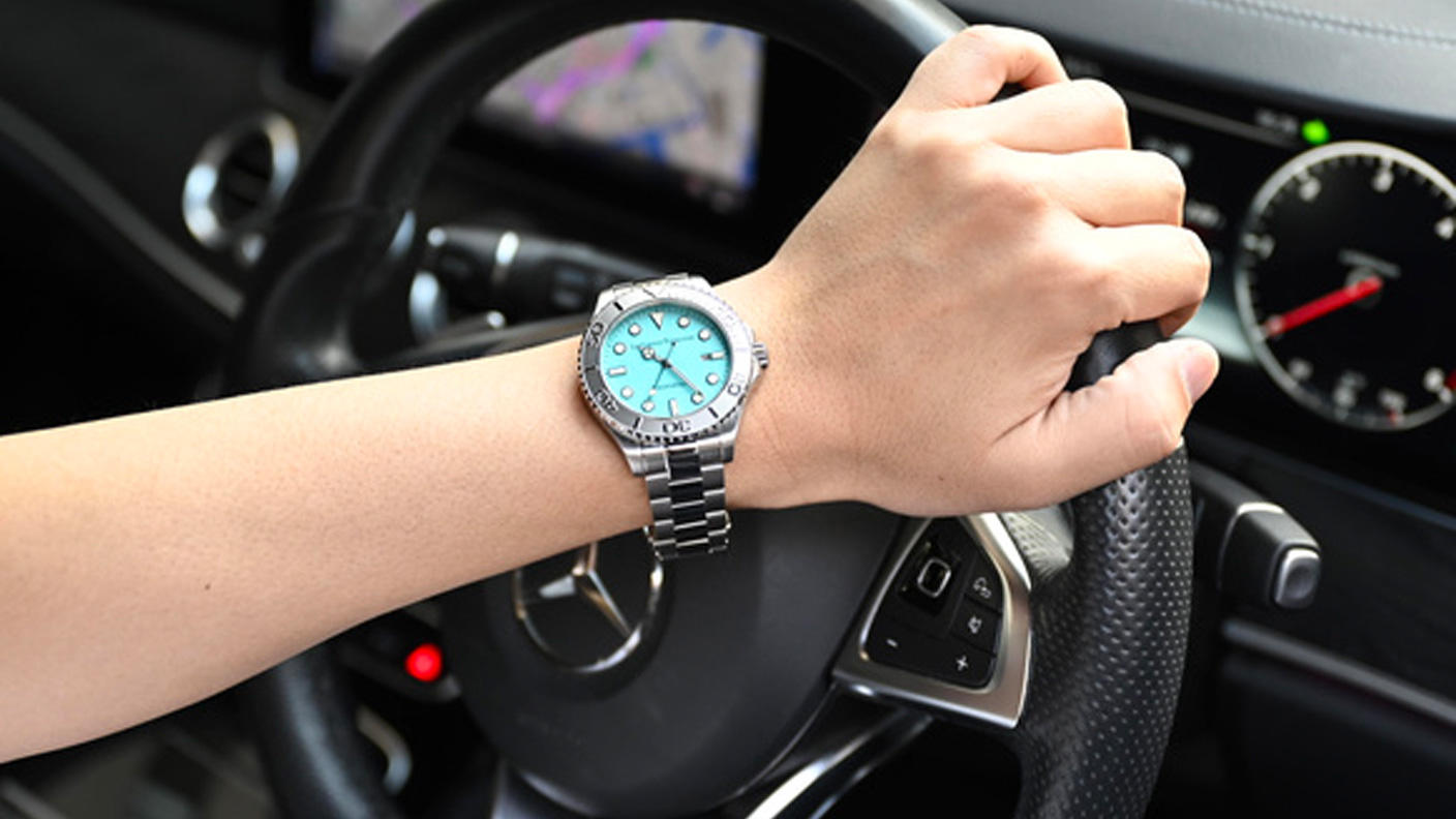 大人の腕元にふさわしい。アイスブルーのラグジュアリーウォッチ