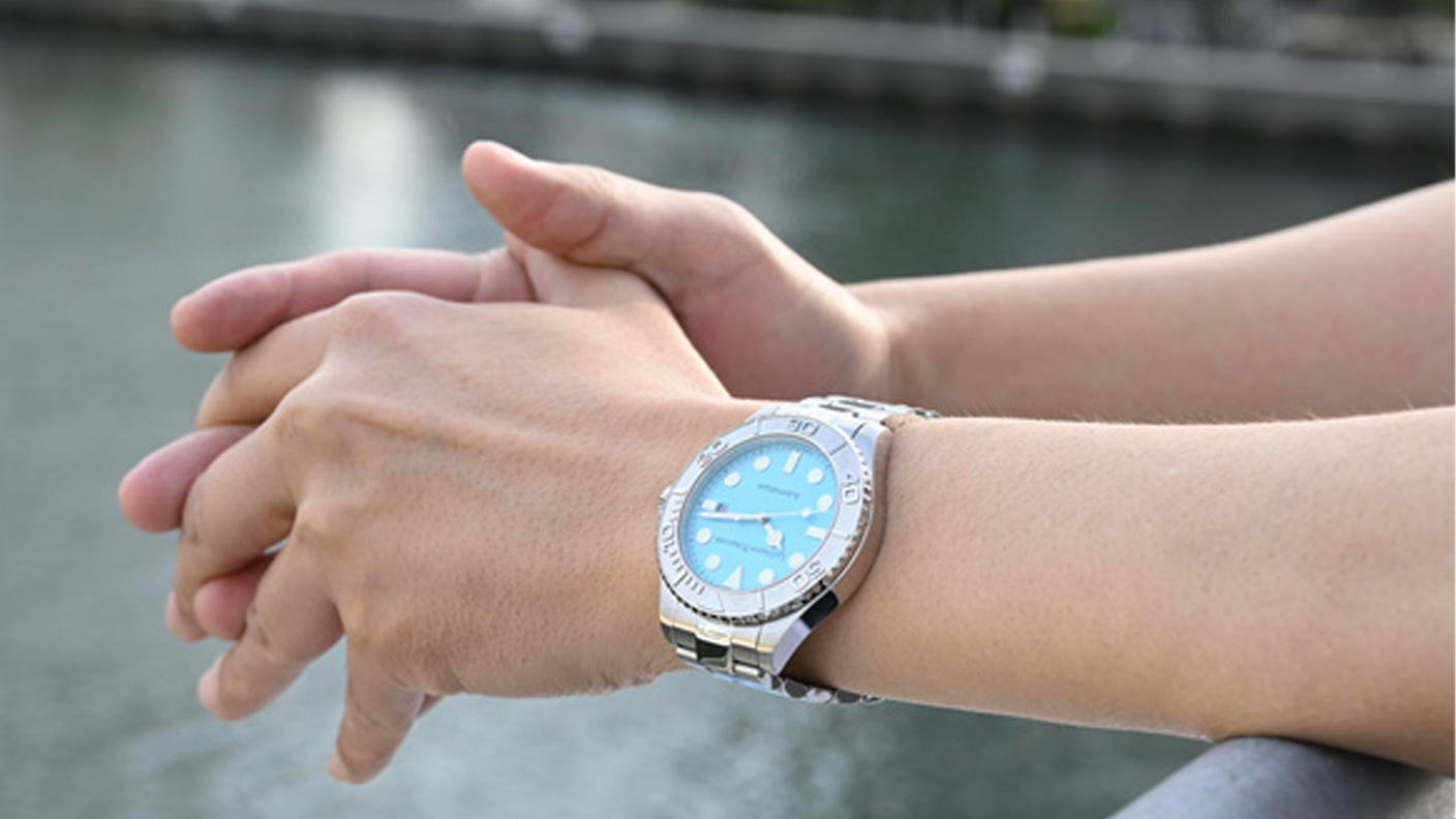 大人の腕元にふさわしい。アイスブルーのラグジュアリーウォッチ