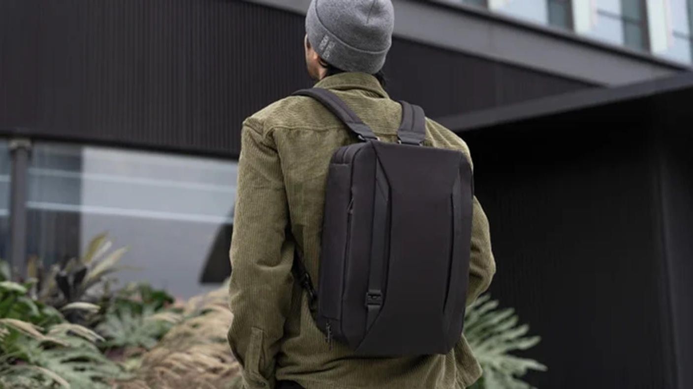 クラウドファンディングプロジェクト：建築家設計。令和の四次元ポケット＆フィット感。ビジネスに最適なリュック｜NIID