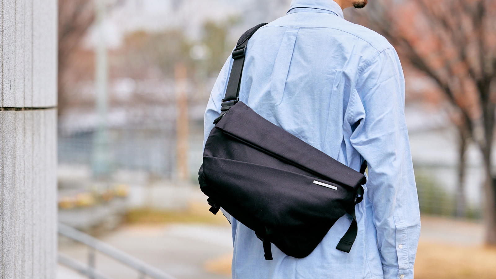 14インチPC、ペットボトルまで収納！拡張型大型スリングバッグ｜NIID