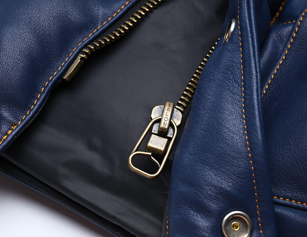 デザイン性と機能性を兼備した、最上級のレザーダウンジャケット