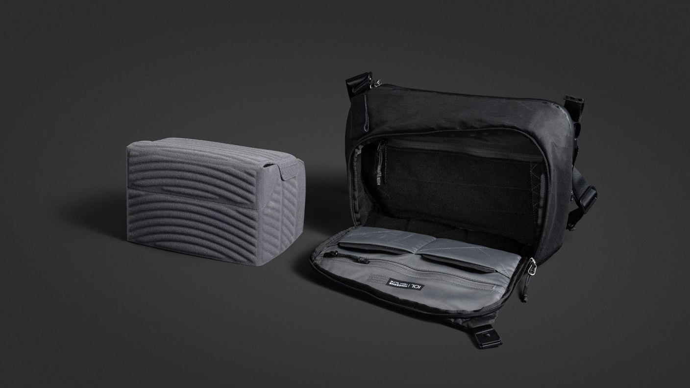 クラウドファンディングプロジェクト：21種類ポケット搭載！バッグ内の仕切りもカスタマイズ「Pixel Sling」