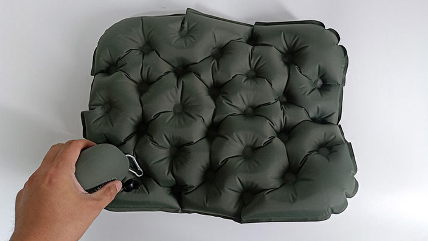 クラウドファンディングプロジェクト：【累計出荷数1万個】どこでも簡単に膨らませられる厚さ5cmの3Dエア―クッション