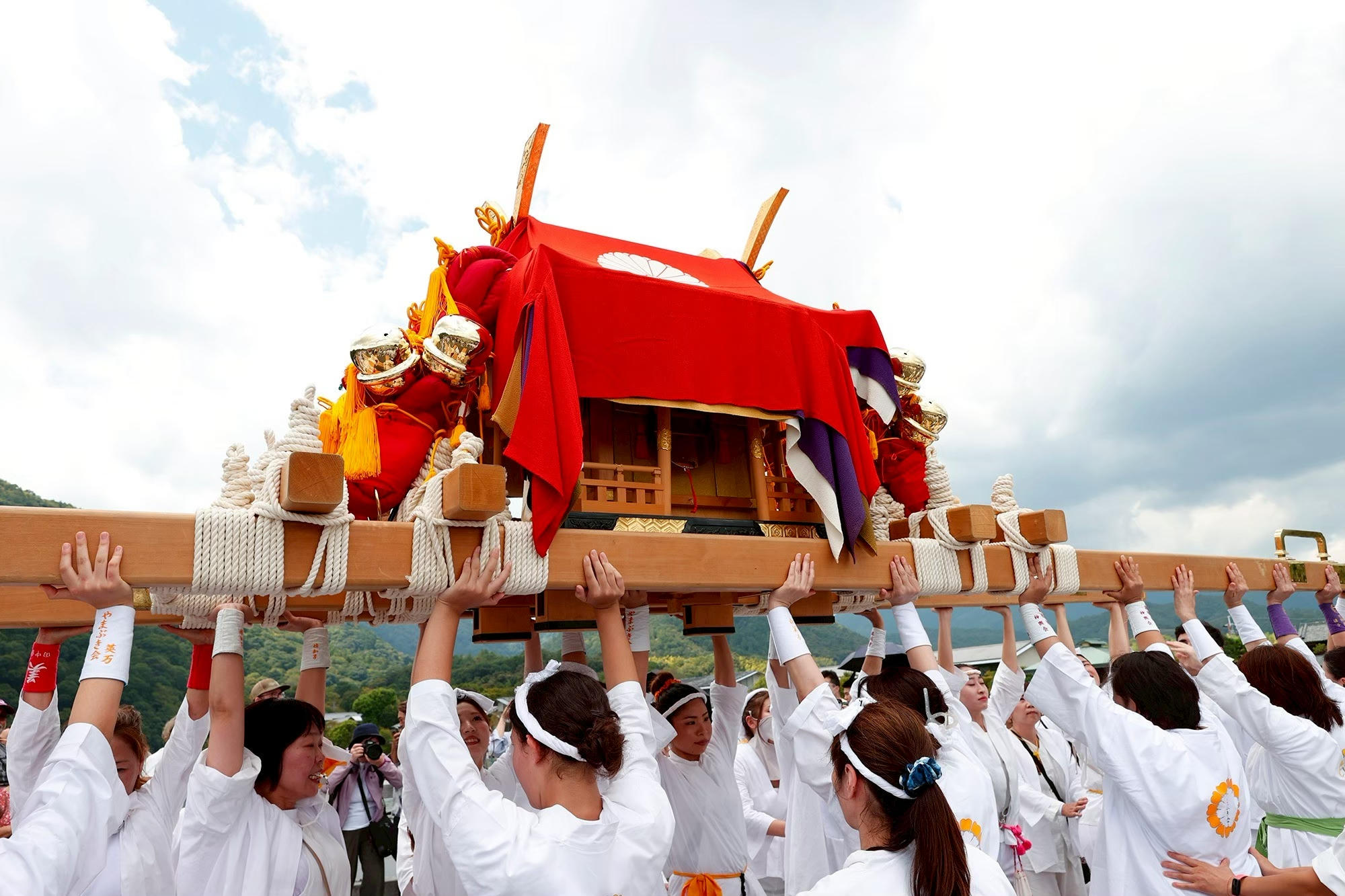京都随一の女神輿 白木状態の神輿を完成させ、松尾大社の大切な祭りに