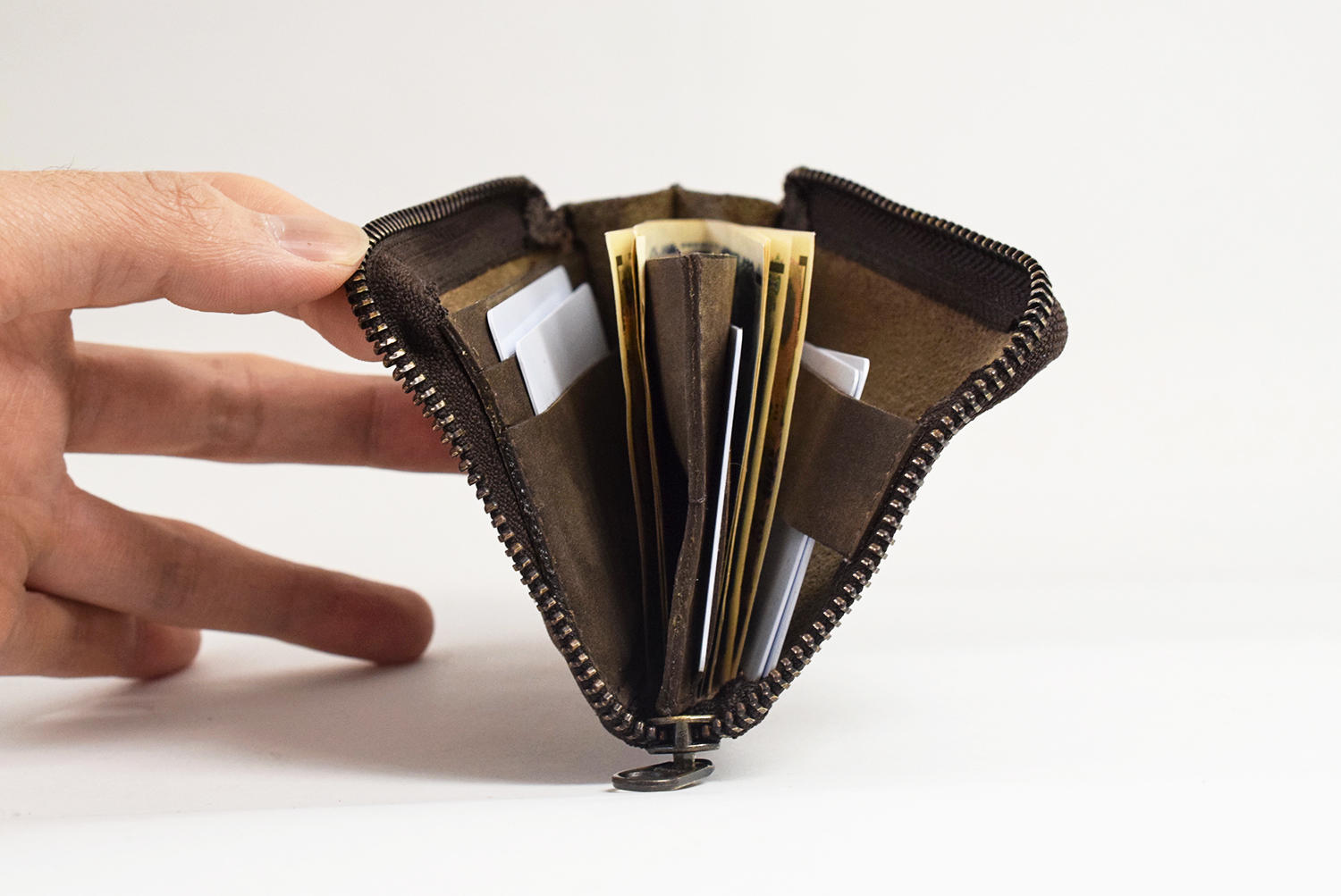 TIDY one】仕分け構造によって断捨離不要となったコンパクトな革財布