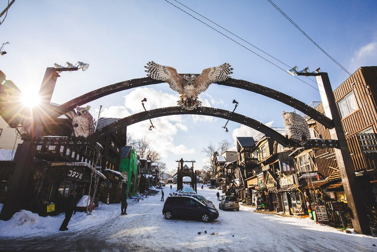 北海道・阿寒湖アイヌコタン×有田焼コラボ青と白のコントラストが
