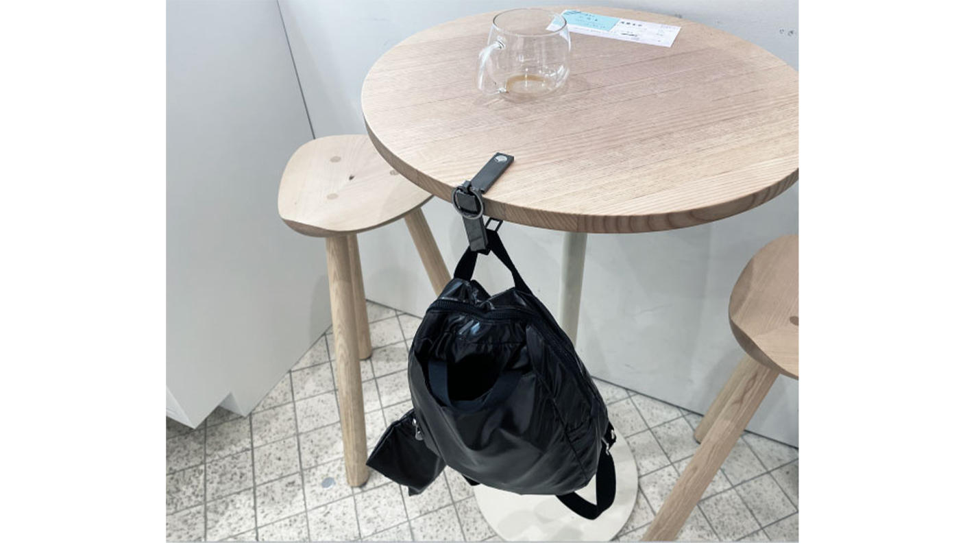 ④バックとパンフ カフェ利用者必見！バッグの置き場に困らない 3WAY バッグハンガー