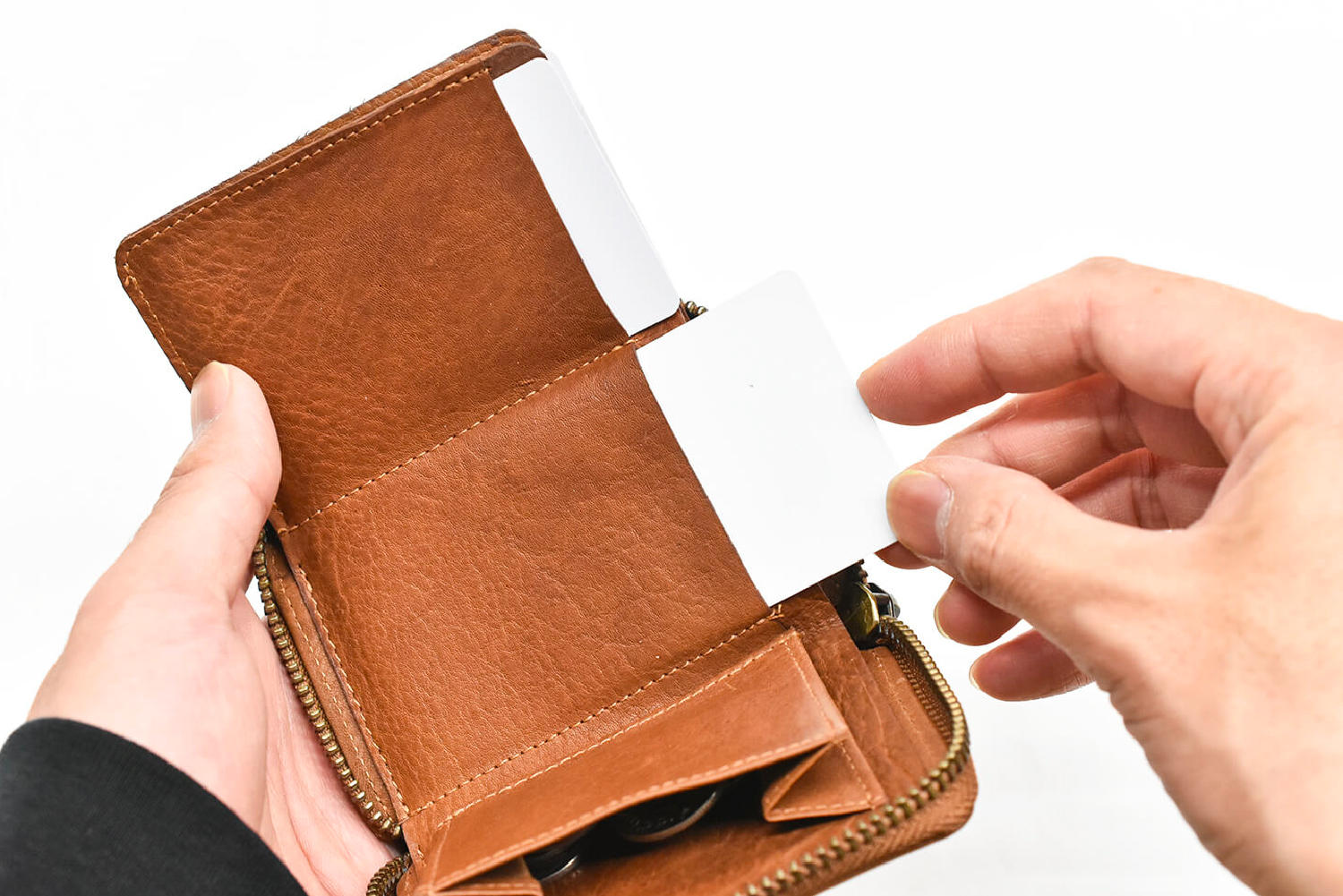 最小最薄よりも、開放的な使い心地を。余白のある三つ折り財布「Libera