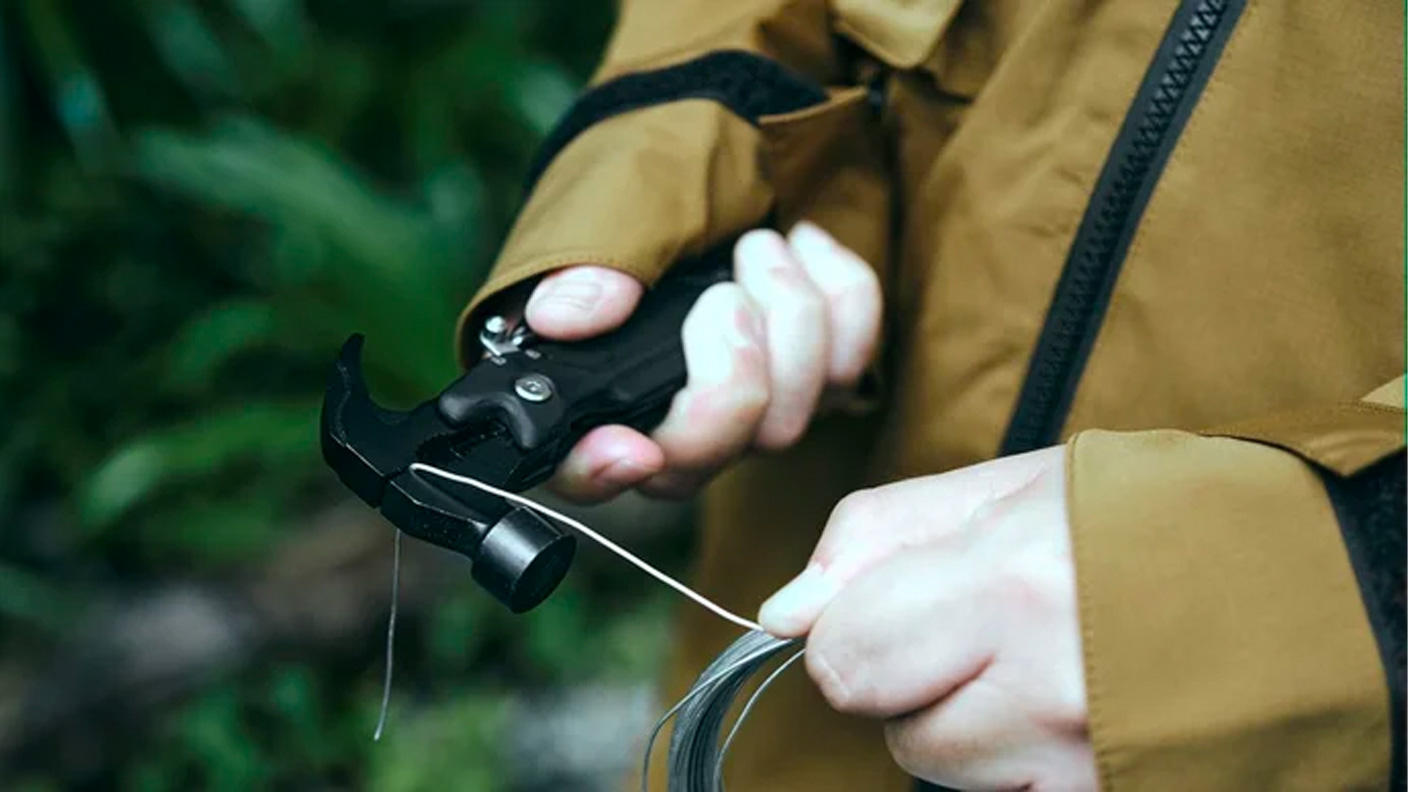 手のひらサイズの道具箱】頼れるキャンプの相棒、超軽量260gマルチ